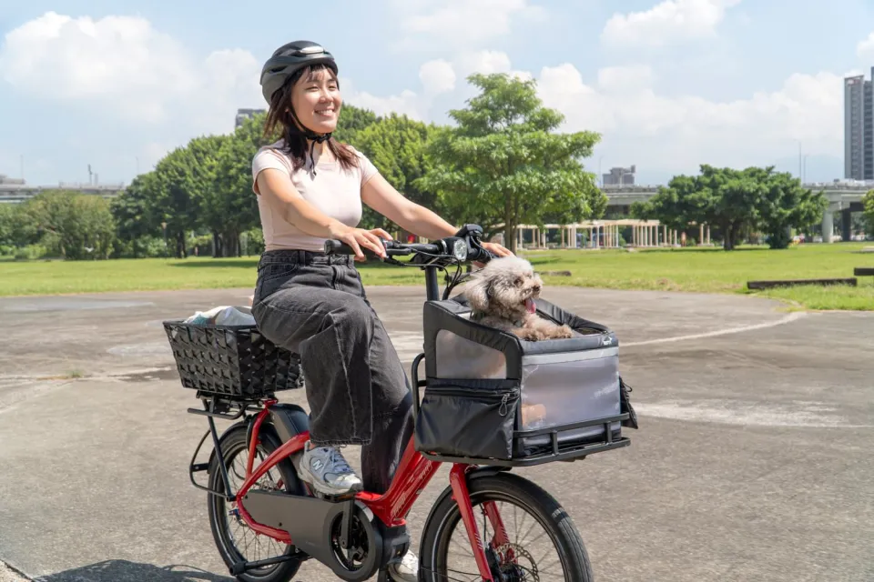Rider and RuffHouse dog carrier on a Tern ebike, mounted on the front Transporteur Rack, allowing your dog to enjoy the ride along with you.